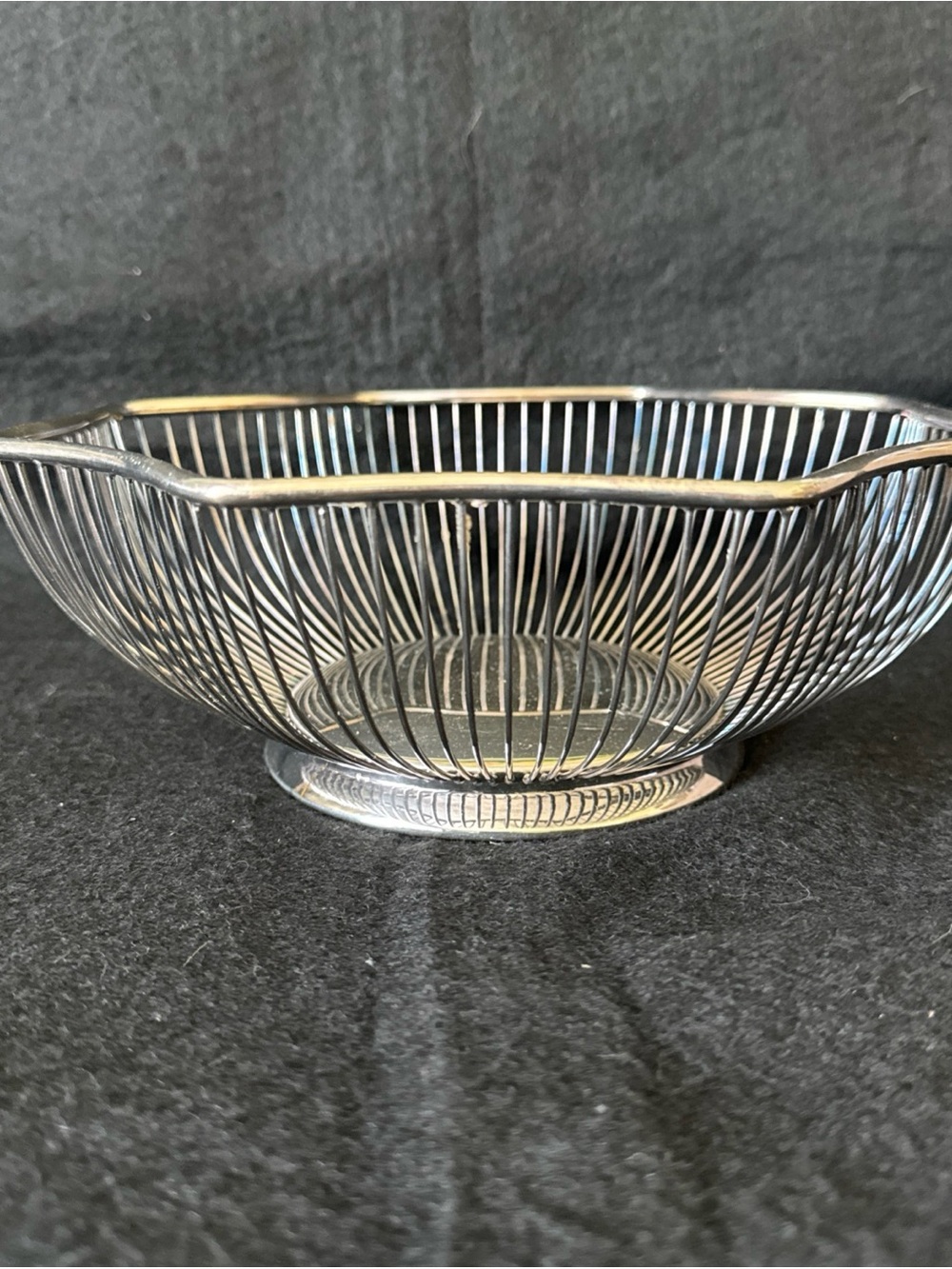 Pilgrim Silverplate Wire Side Metal Bread Basket Serving Bowl Scalloped Edge - Picture 2 of 7